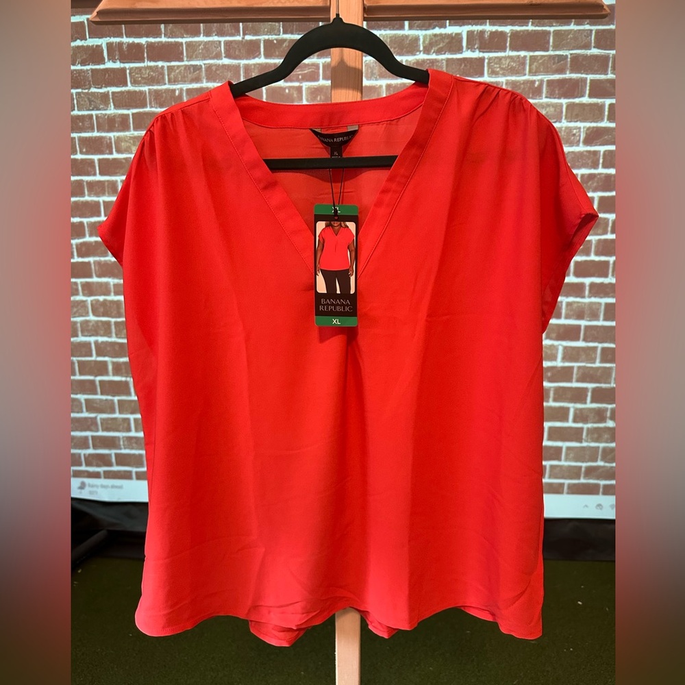 Banana Republic Women's Red V-Neck Short Sleeve Top